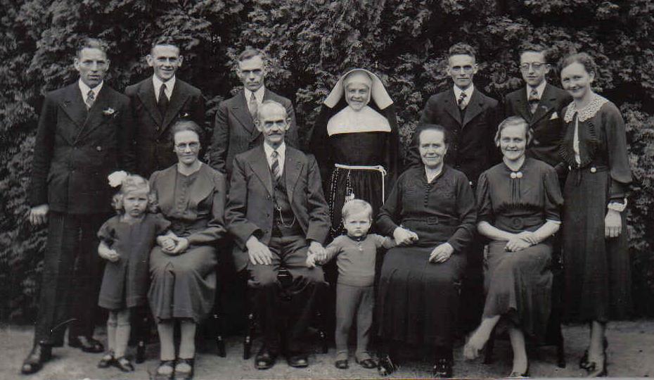 Opa en Oma Mertens met kinderen ; mijn vader 3e van rechts boven 